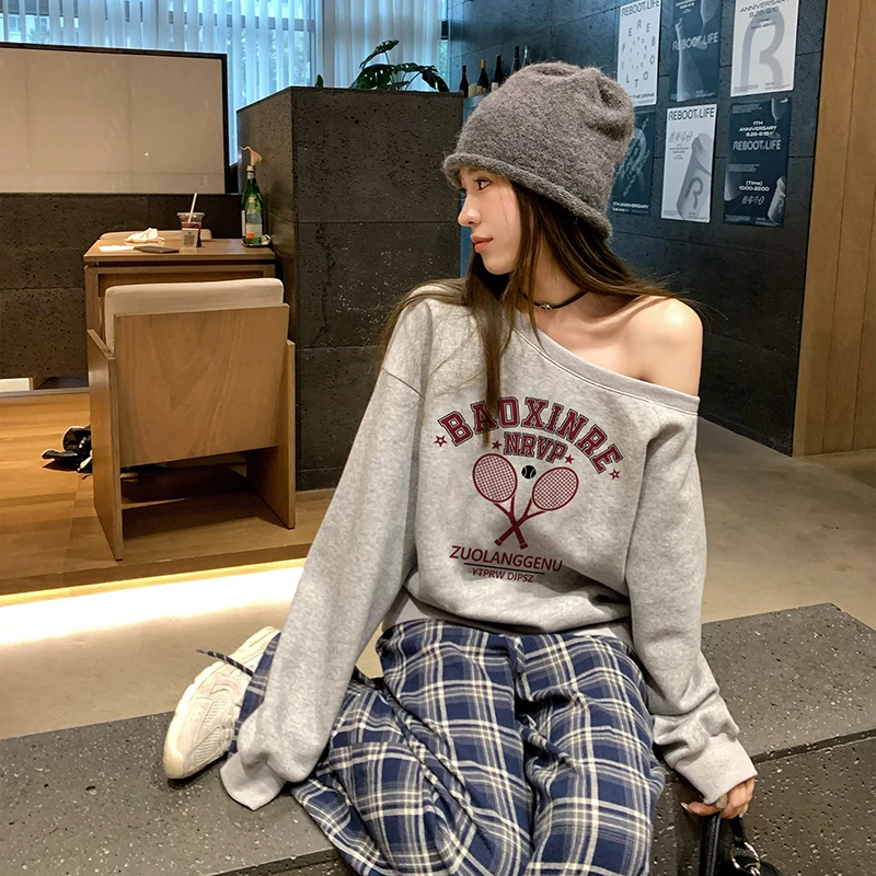 2025年秋冬斜肩羽毛球拍印花显瘦遮肉一字肩长袖宽松卫衣女上衣潮