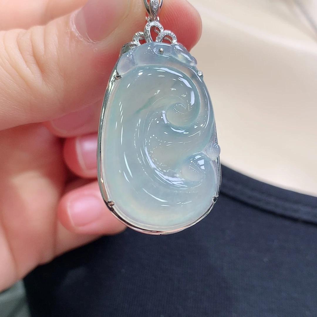 翡翠18K金镶嵌颈饰如意