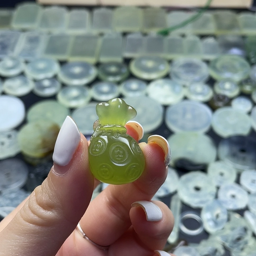 岫玉未镶嵌项圈福袋