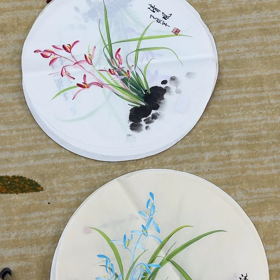 国画圆形手绘兰花两张