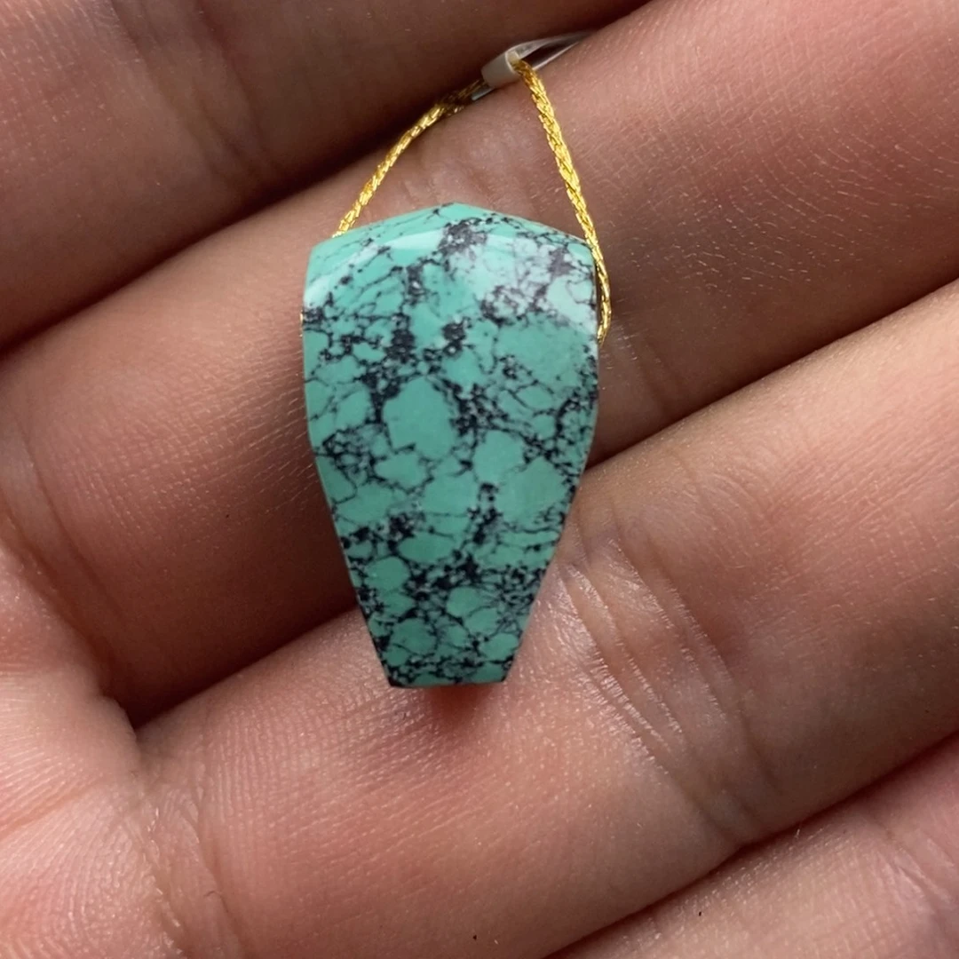 绿松石未镶嵌颈饰