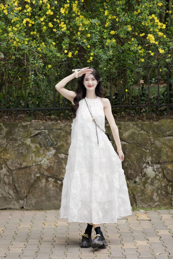 桔梗法式白色蕾丝挂脖连衣裙女装夏季高端精致气质绝美无袖长裙子