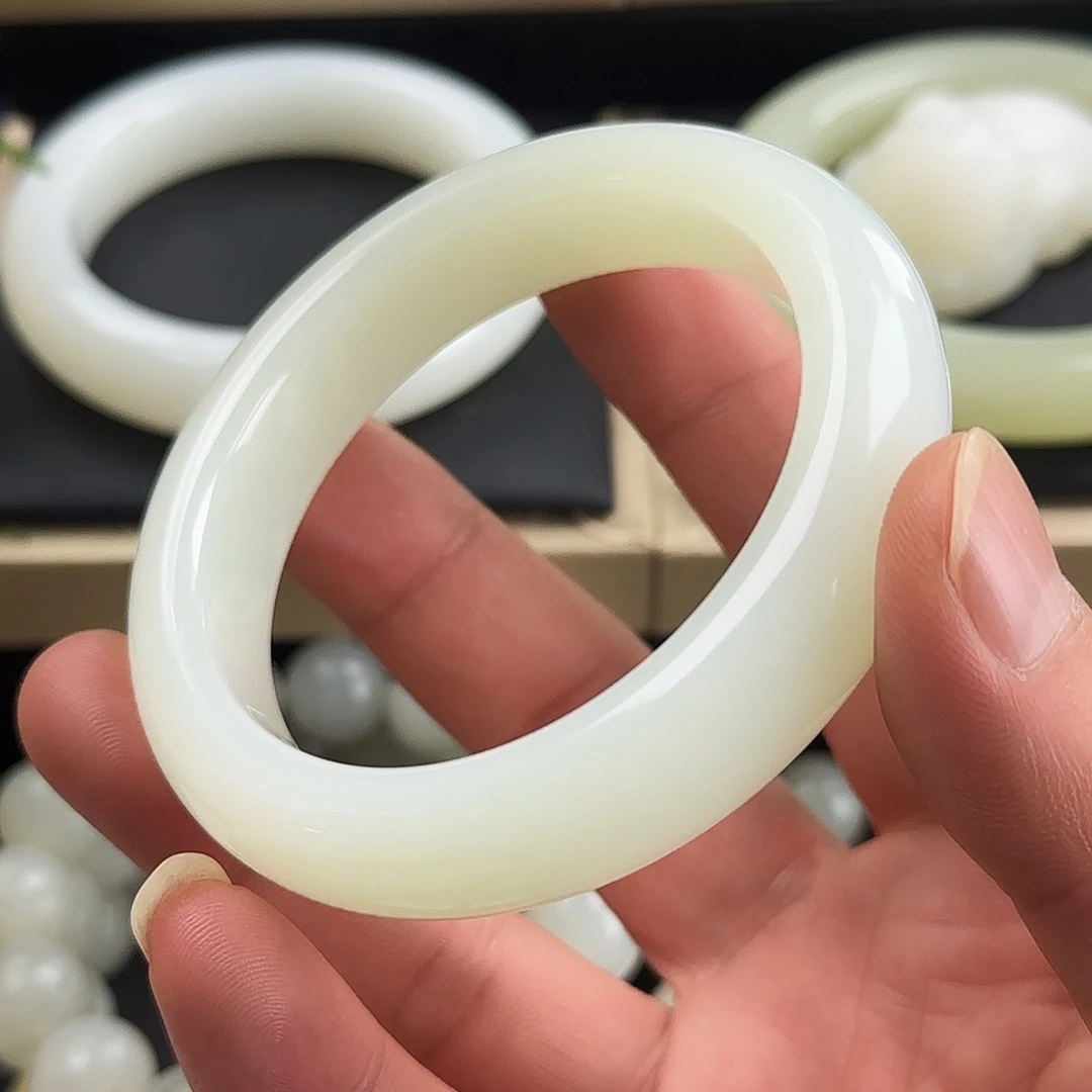 和田玉未镶嵌手镯