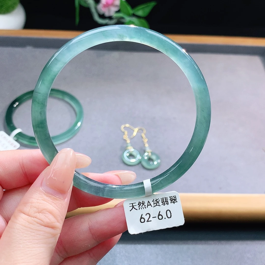 未镶嵌手镯（圆镯）翡翠