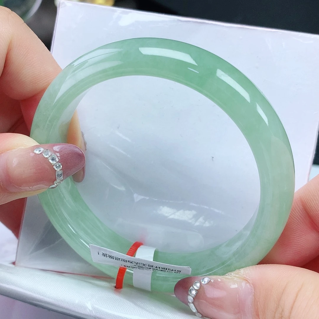 翡翠手镯未镶嵌55圈