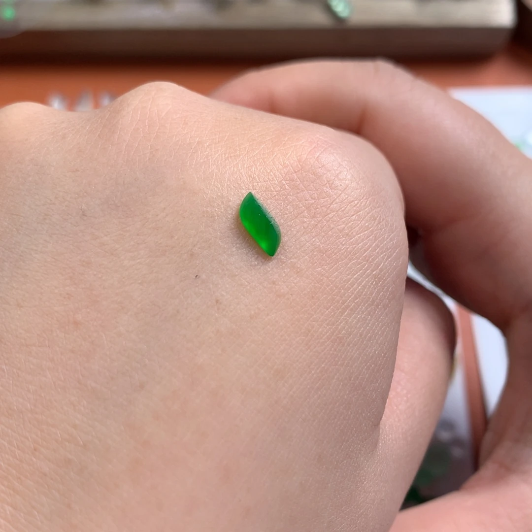 翡翠未镶嵌颈饰阳绿切割