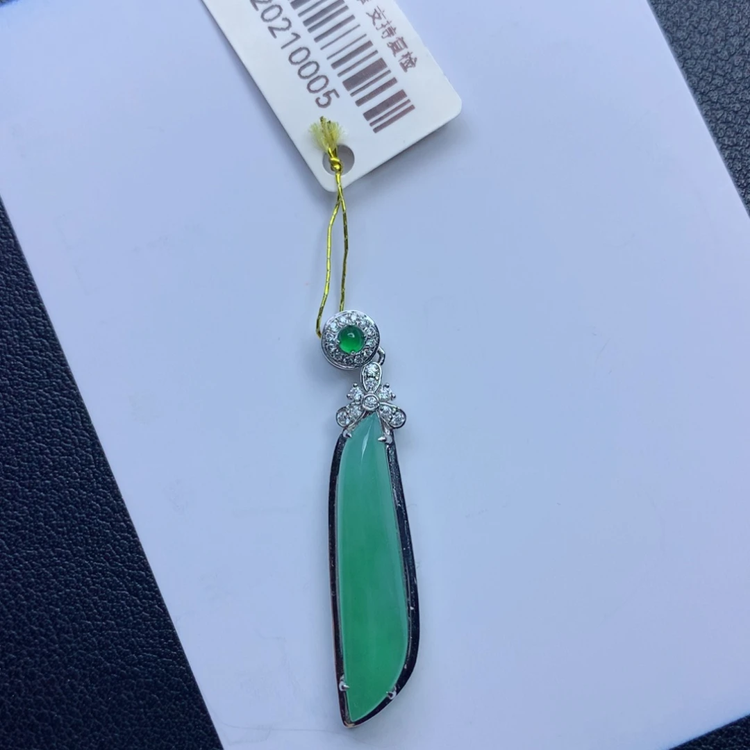 翡翠颈饰未镶嵌随形