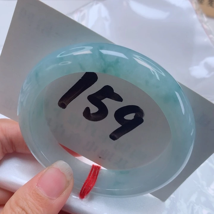 翡翠手镯未镶嵌飘花