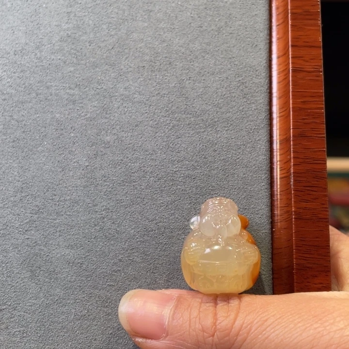 石英质玉(黄龙玉)未镶嵌颈饰