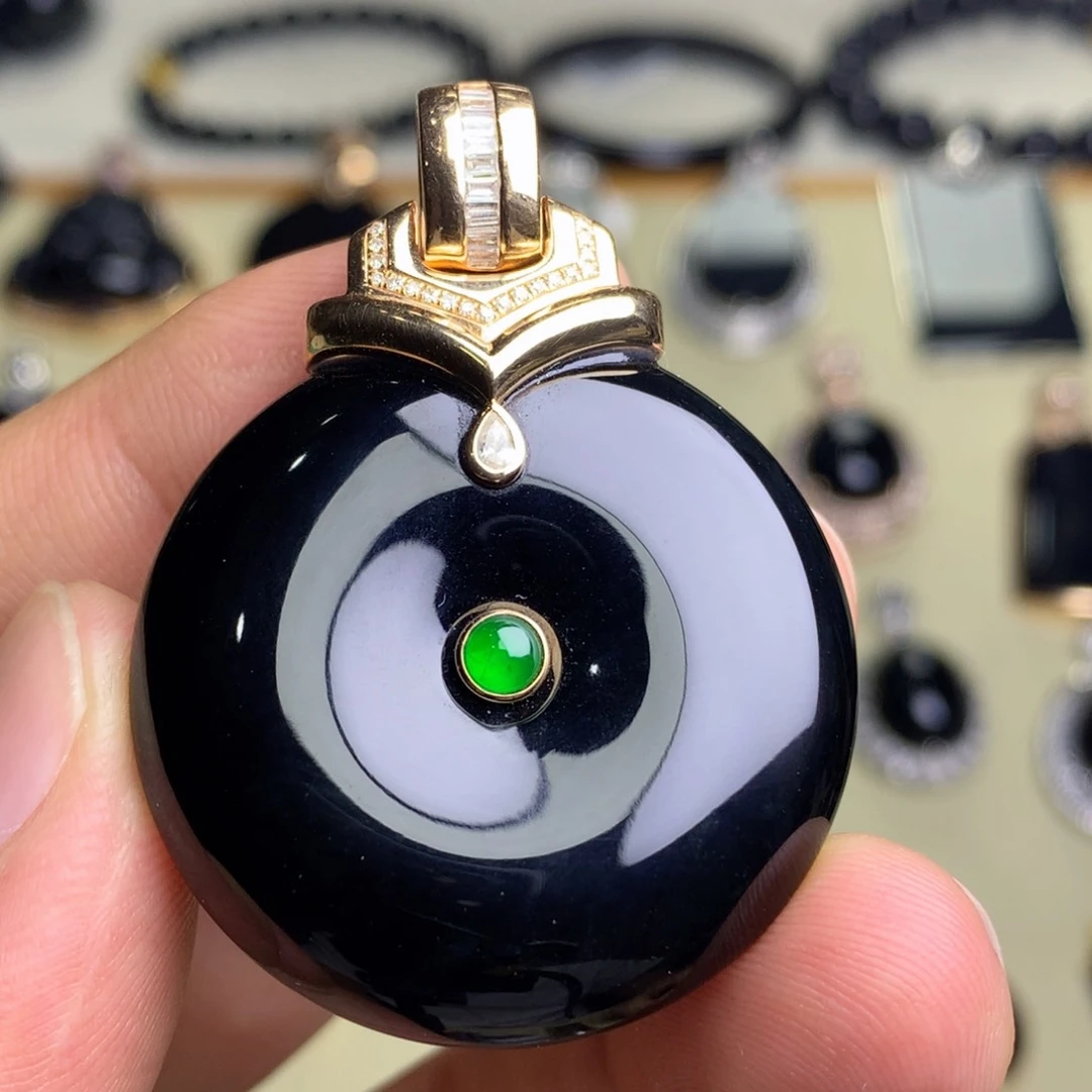 颈饰18K金镶嵌翡翠墨翠平安扣