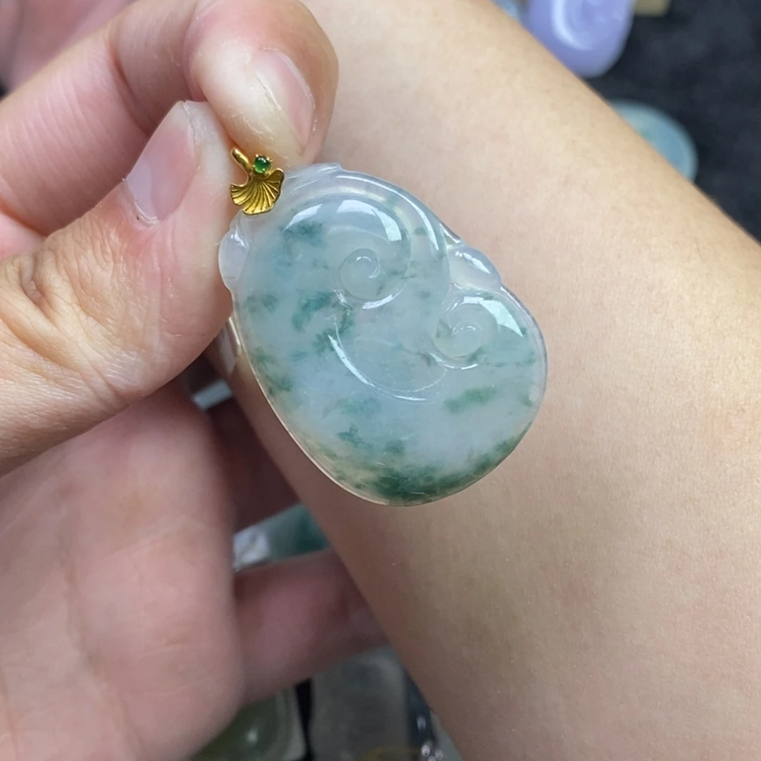 翡翠18K金镶嵌颈饰如意