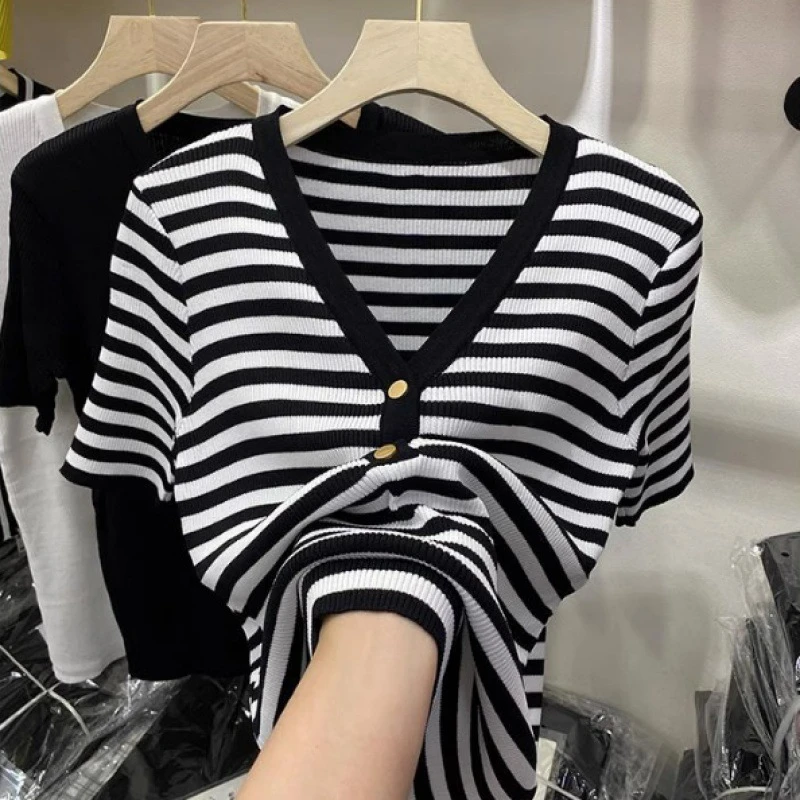 条纹夏季新款女装T恤V领冰丝上衣短袖大码针织衫时尚洋气撞色品质