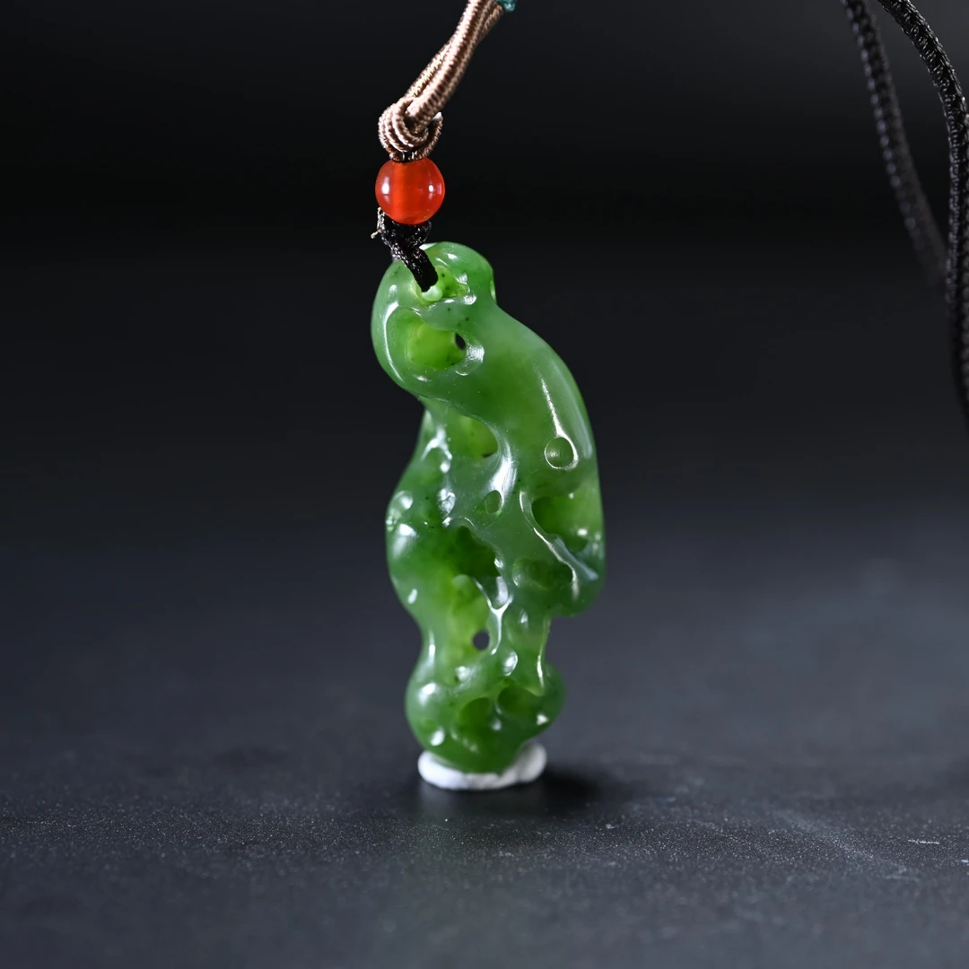 Lot8832 25YU103371和田玉碧玉太湖石挂件/匡时