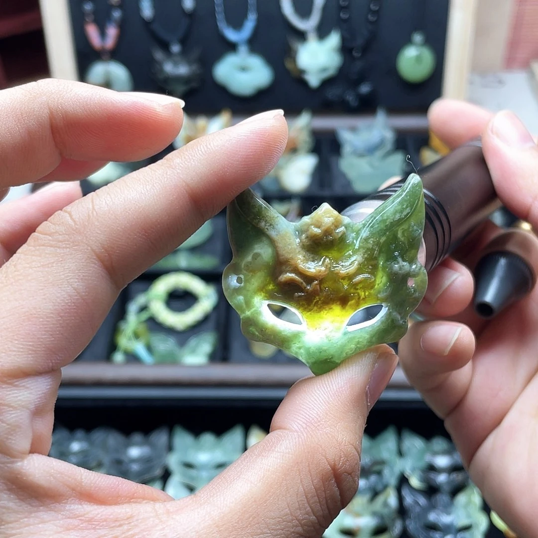 蛇纹石玉未镶嵌颈饰