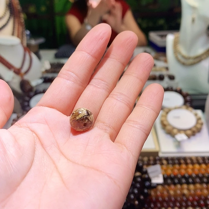 金***木琥珀未镶嵌裸石今天