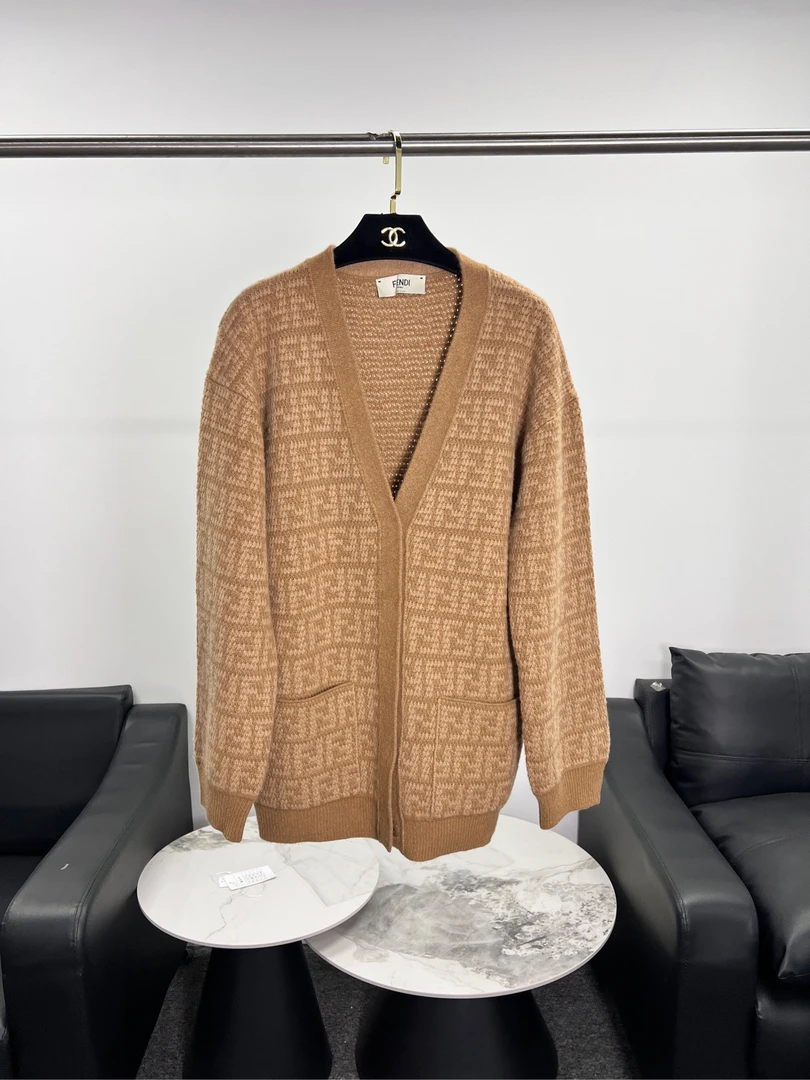 99新 FENDI/芬迪 CZF0807/满印纯色开衫/尺码42