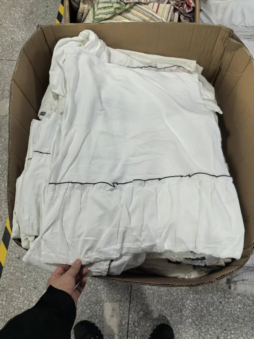 《厚广家》3楼50×68白色带小花边款超软化纤枕套 发2对 薄款