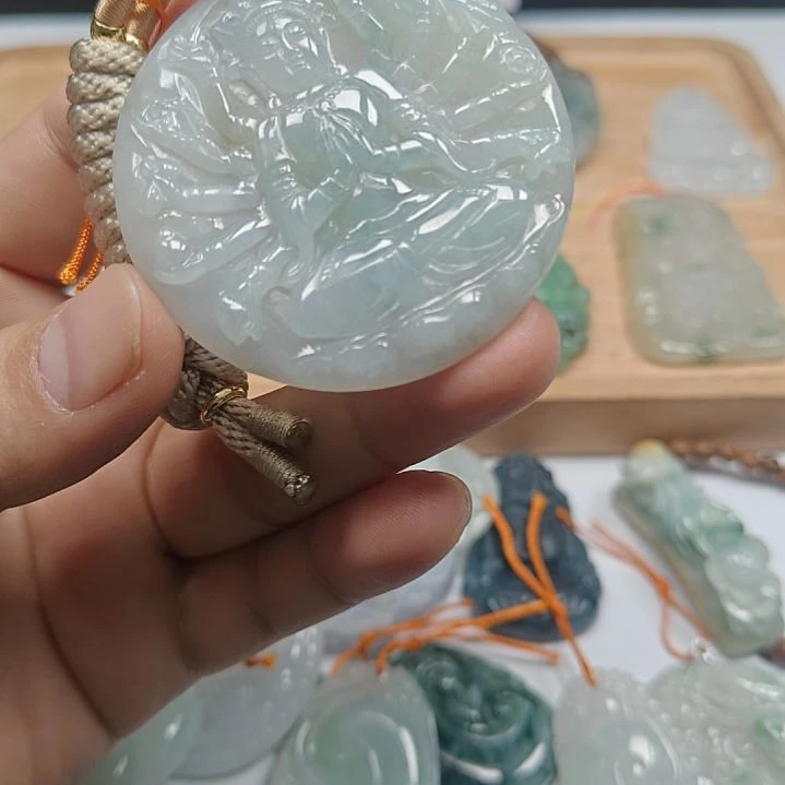 翡翠未镶嵌颈饰千手观音