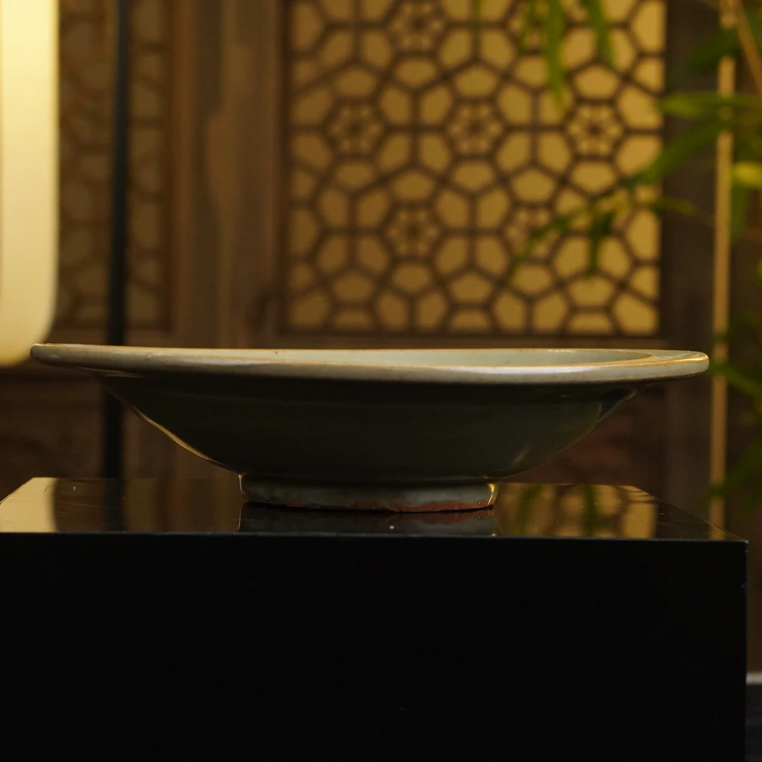 龙泉窑青釉出筋折沿盘(口径20cm)