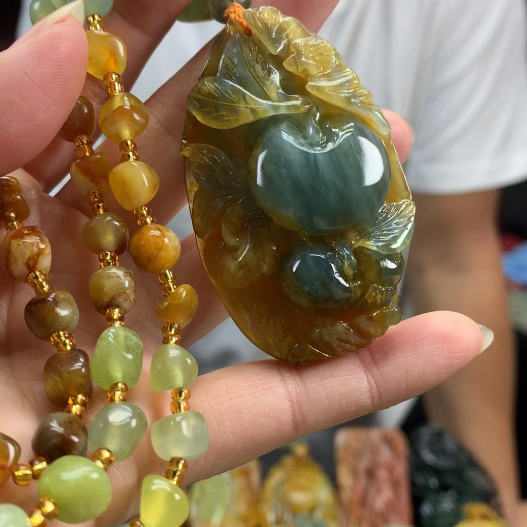 蛇纹石玉未镶嵌颈饰