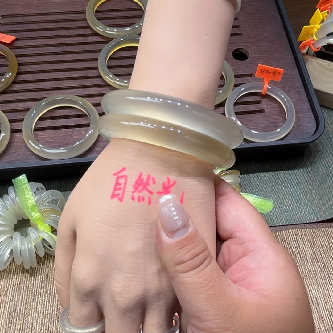 子***一玛瑙/玉髓未镶嵌手镯