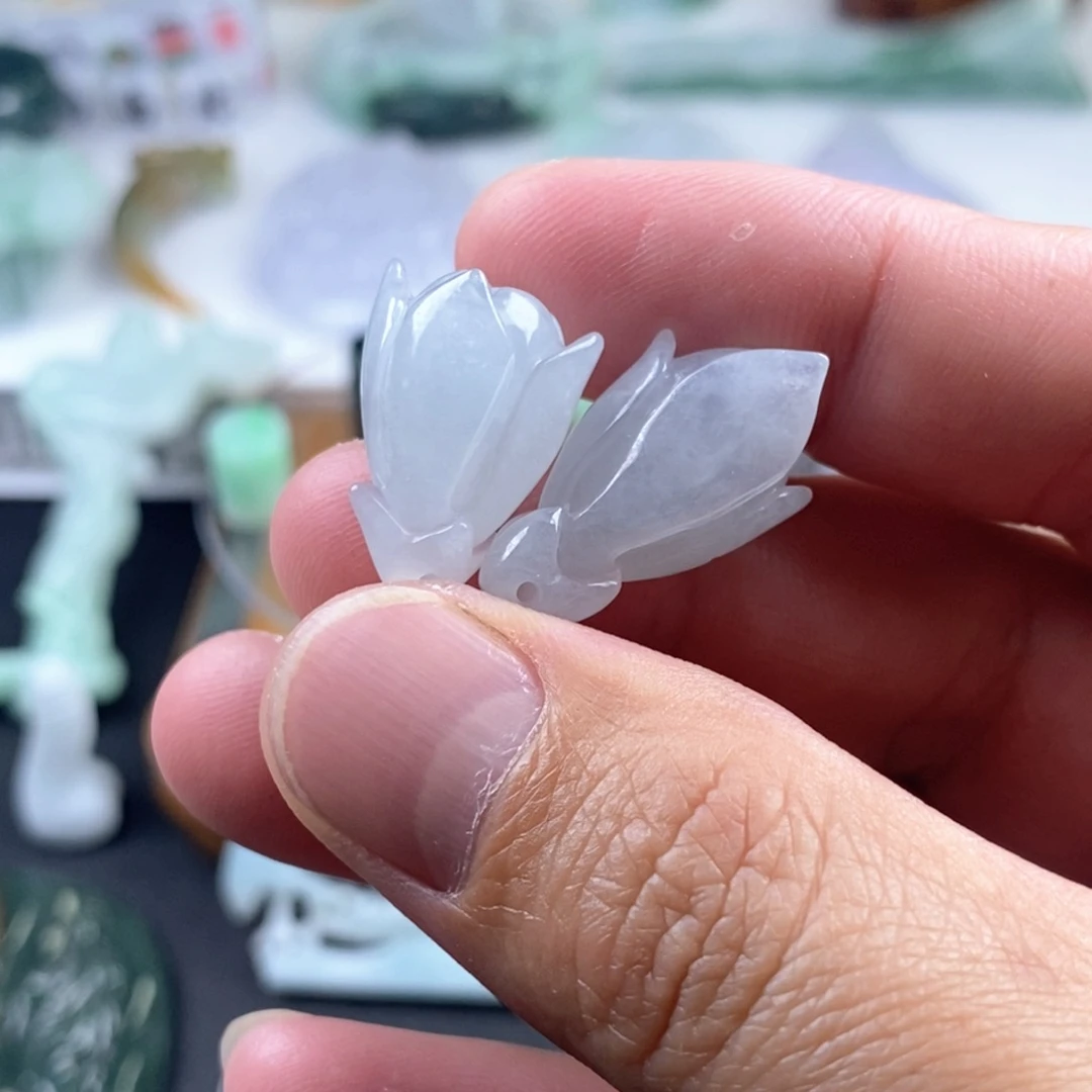 翡翠未镶嵌颈饰玉兰花