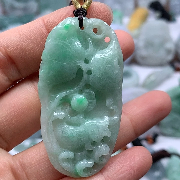 翡翠未镶嵌颈饰和和美美年年有余两面工艺福利