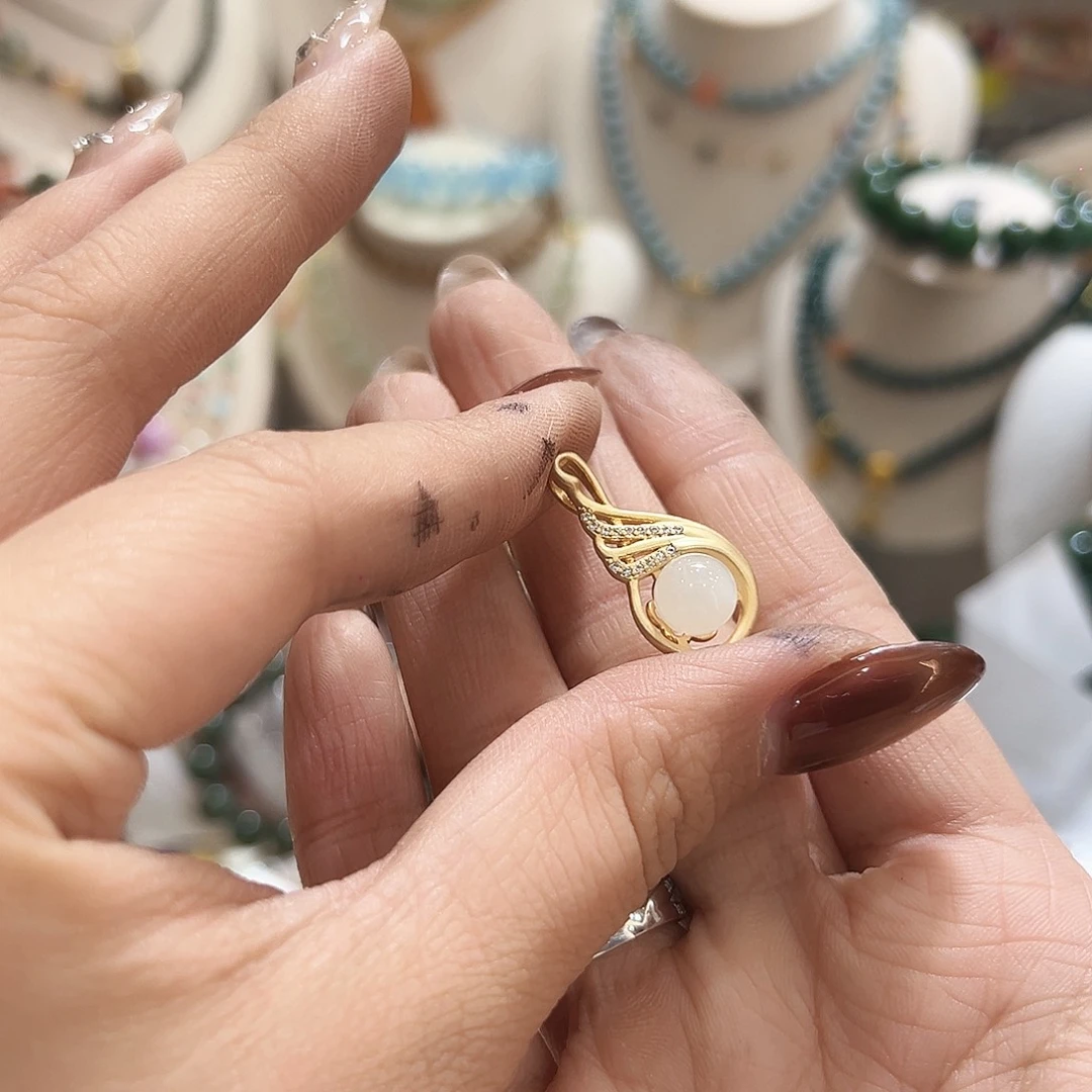 颈饰未镶嵌和田玉（白玉）