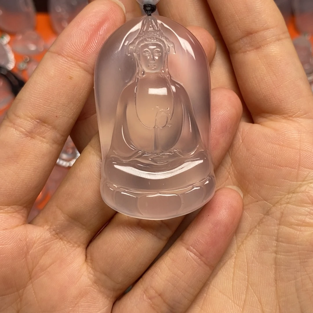 张***播石英质玉未镶嵌颈饰