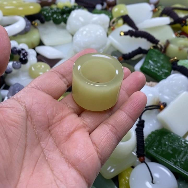 宝***滴和田玉未镶嵌颈饰