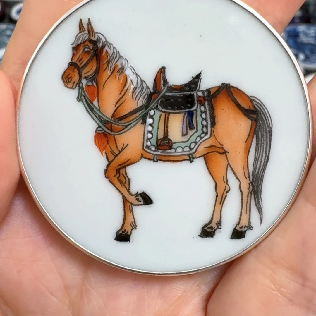 八***财瓷片粉彩马挂件一个