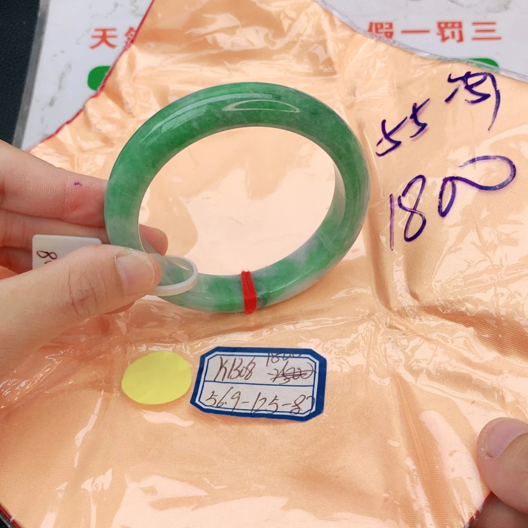 翡翠手镯未镶嵌翡翠