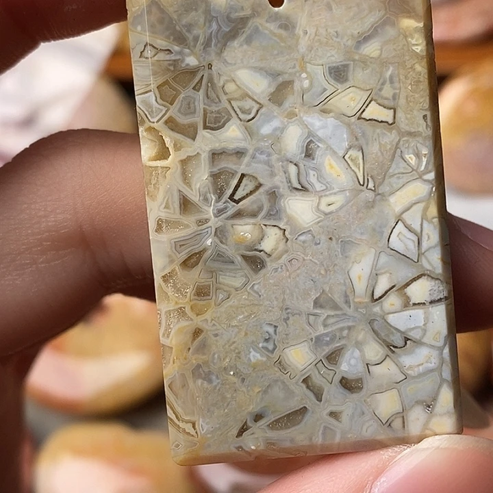 陌***暄硅化玉未镶嵌颈饰