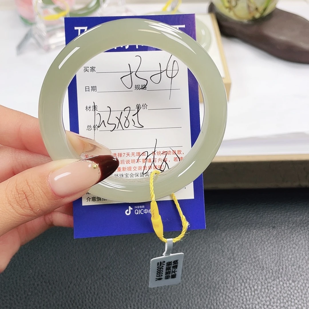 夏***天和田玉未镶嵌手镯