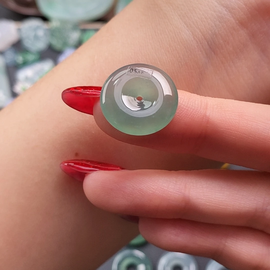 翡翠未镶嵌颈饰平安扣