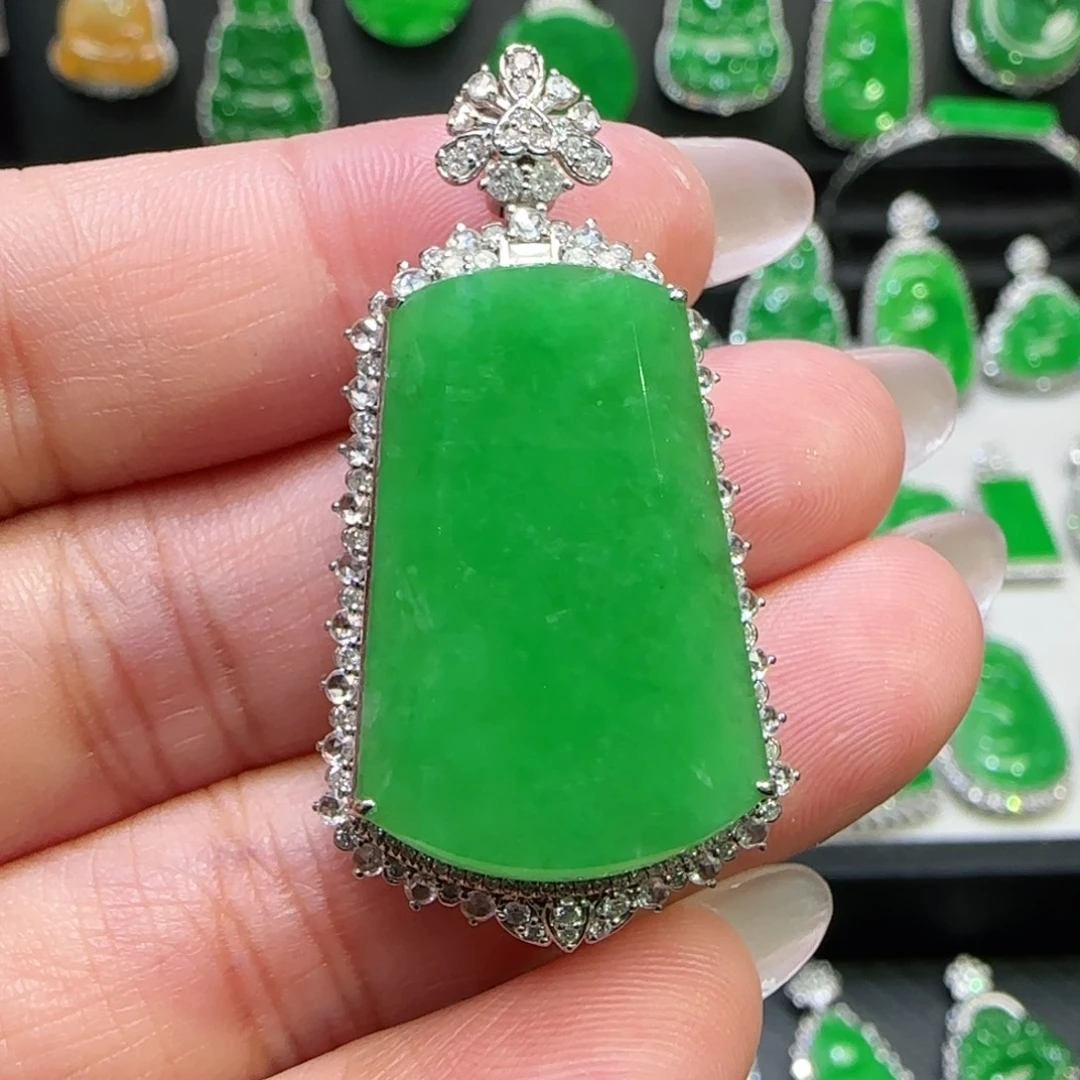 翡翠18K金镶嵌颈饰吊坠