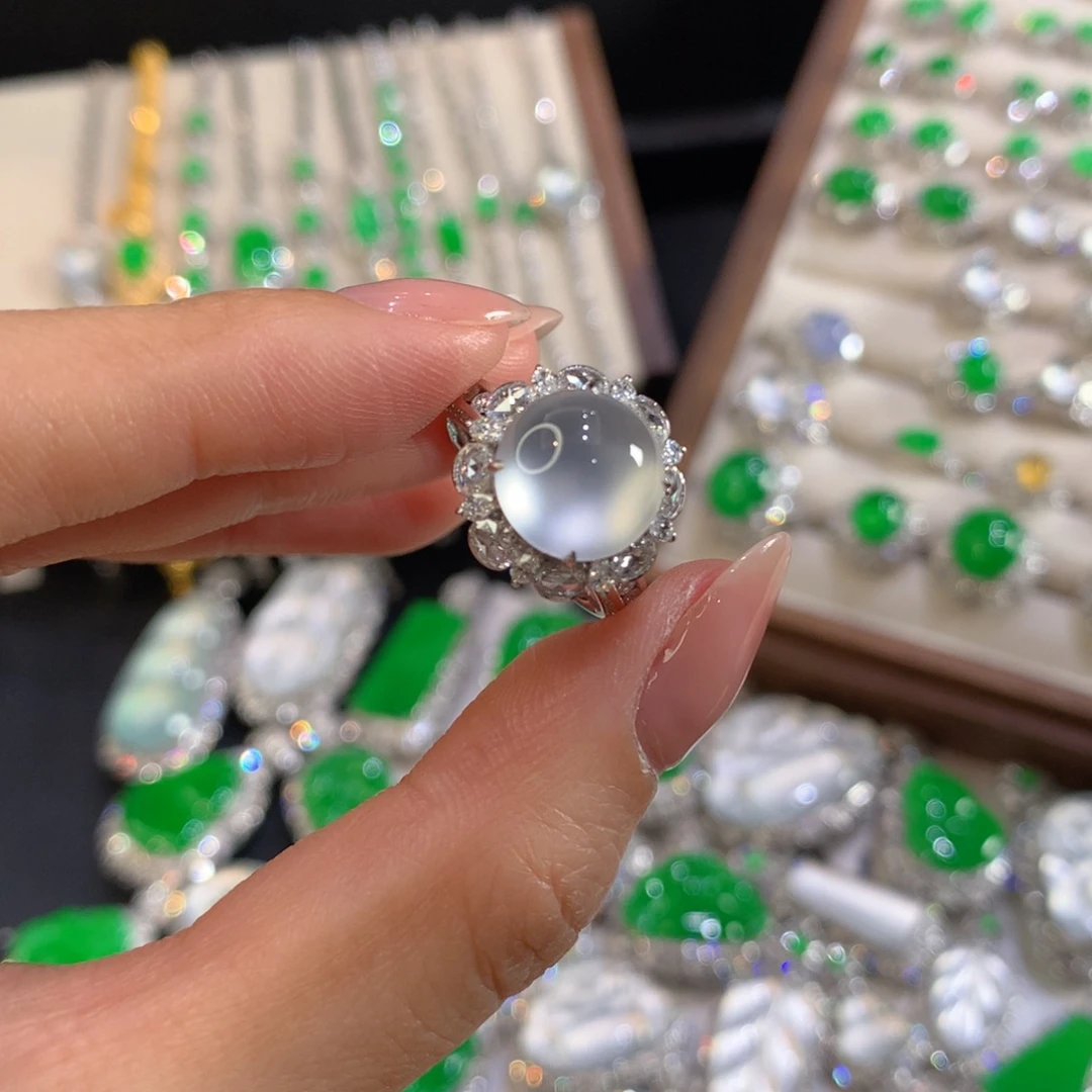 翡翠18K金镶嵌颈饰蛋面戒指