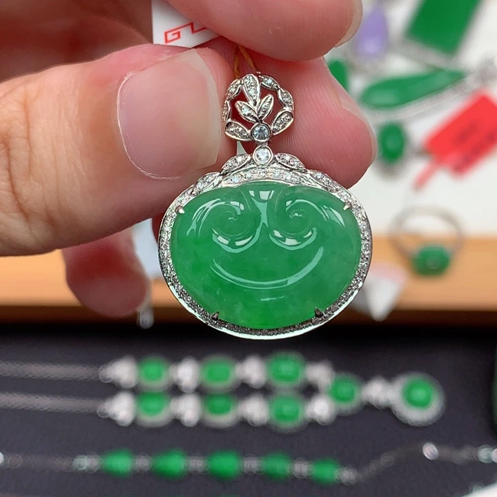 颈饰18K金镶嵌翡翠翡翠