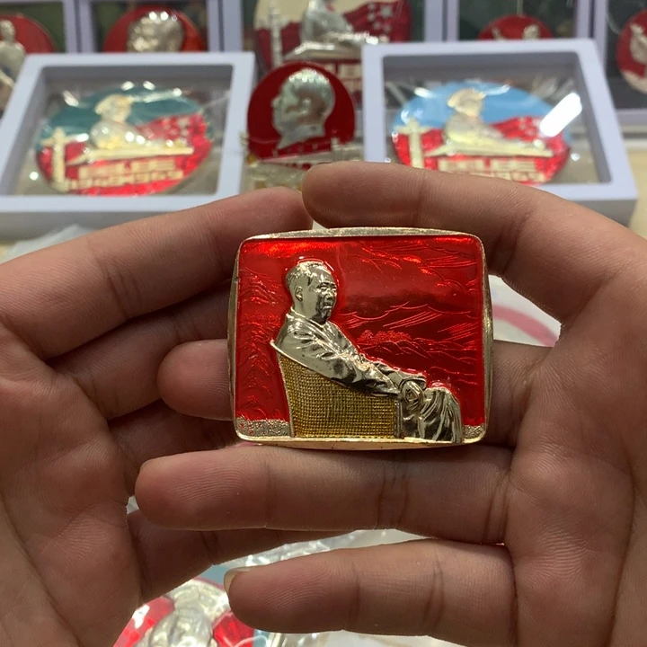 其他普通金属红章金藤椅。
