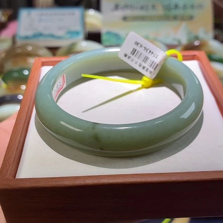 和田玉未镶嵌手镯40。 61