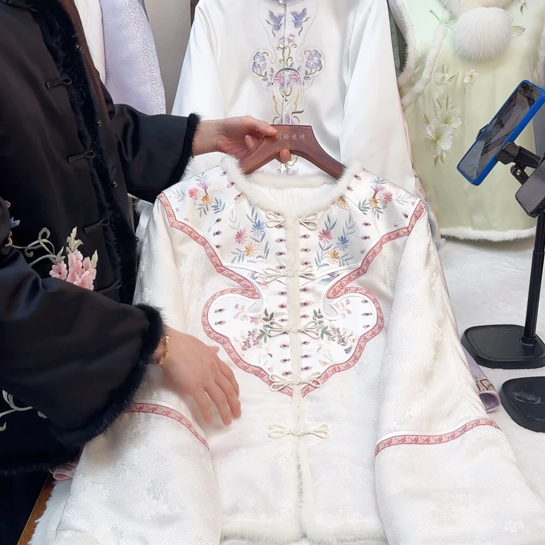 刺绣真丝手工苏绣白粉棉服