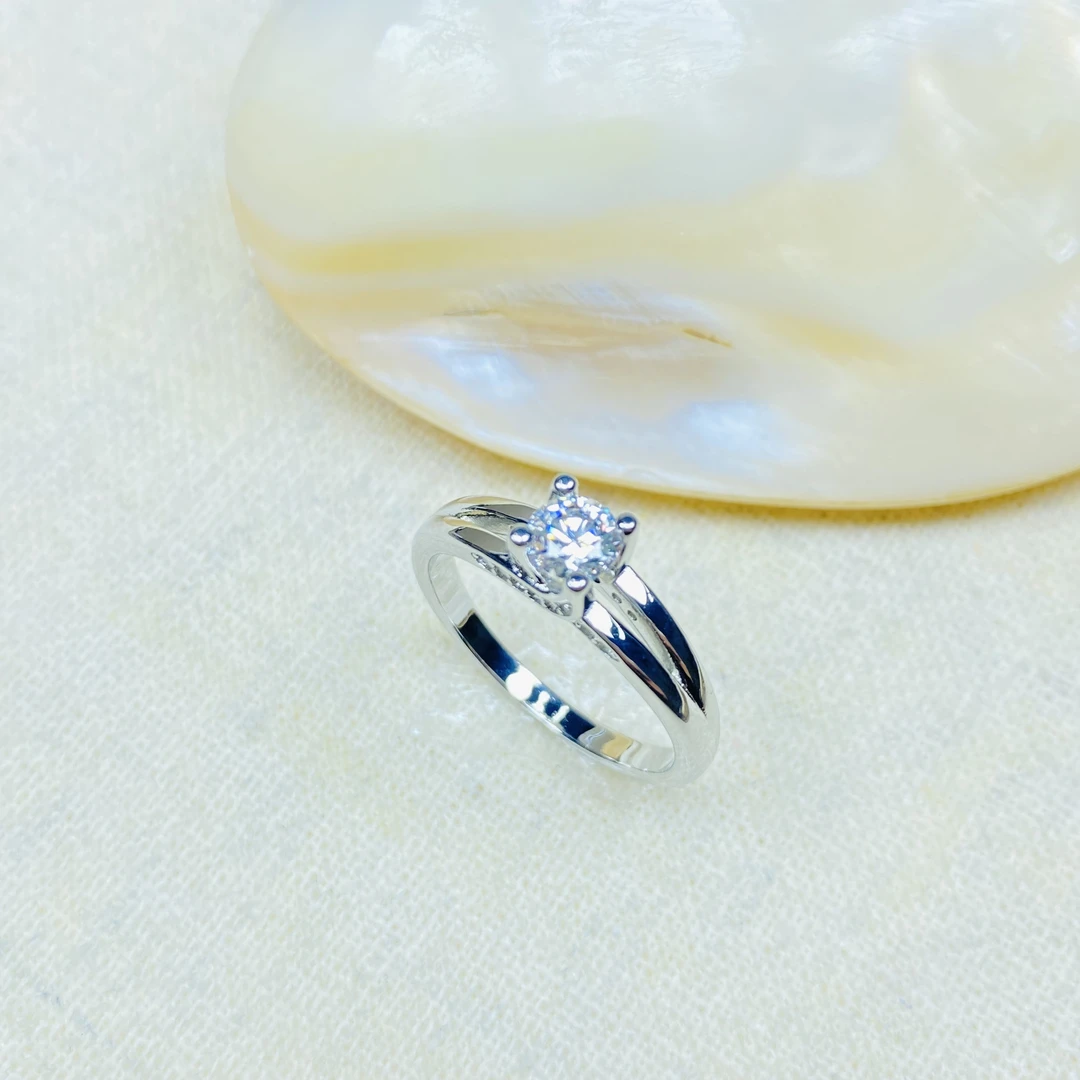 Z02130白色四爪交叉闭口戒指多样性发货46723