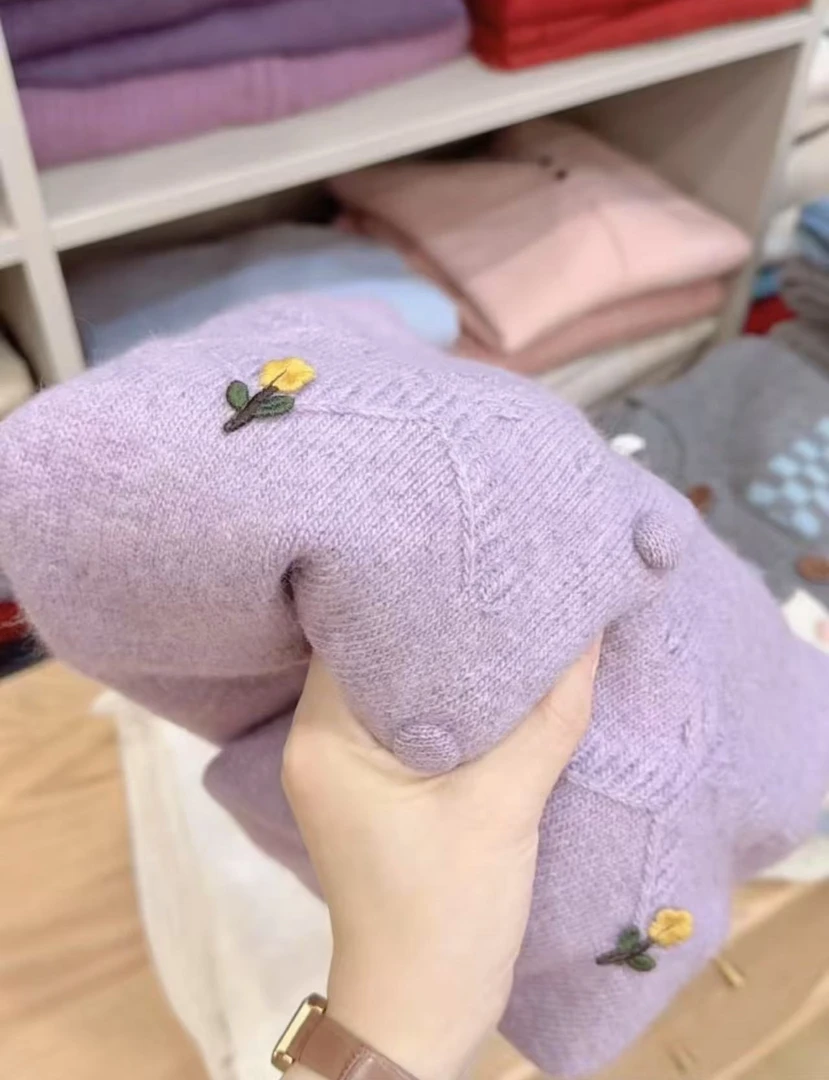 七言家 郁金香葵紫包扣刺绣开衫毛衣