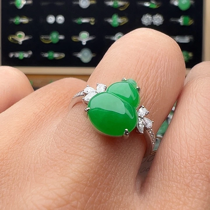 翡翠18K金镶嵌颈饰葫芦