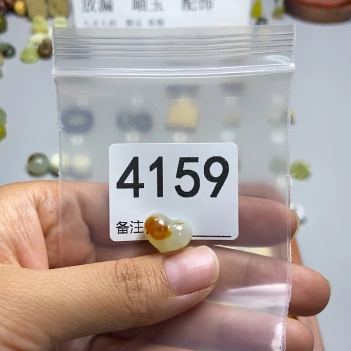 余***福未镶嵌蛇纹石玉颈饰