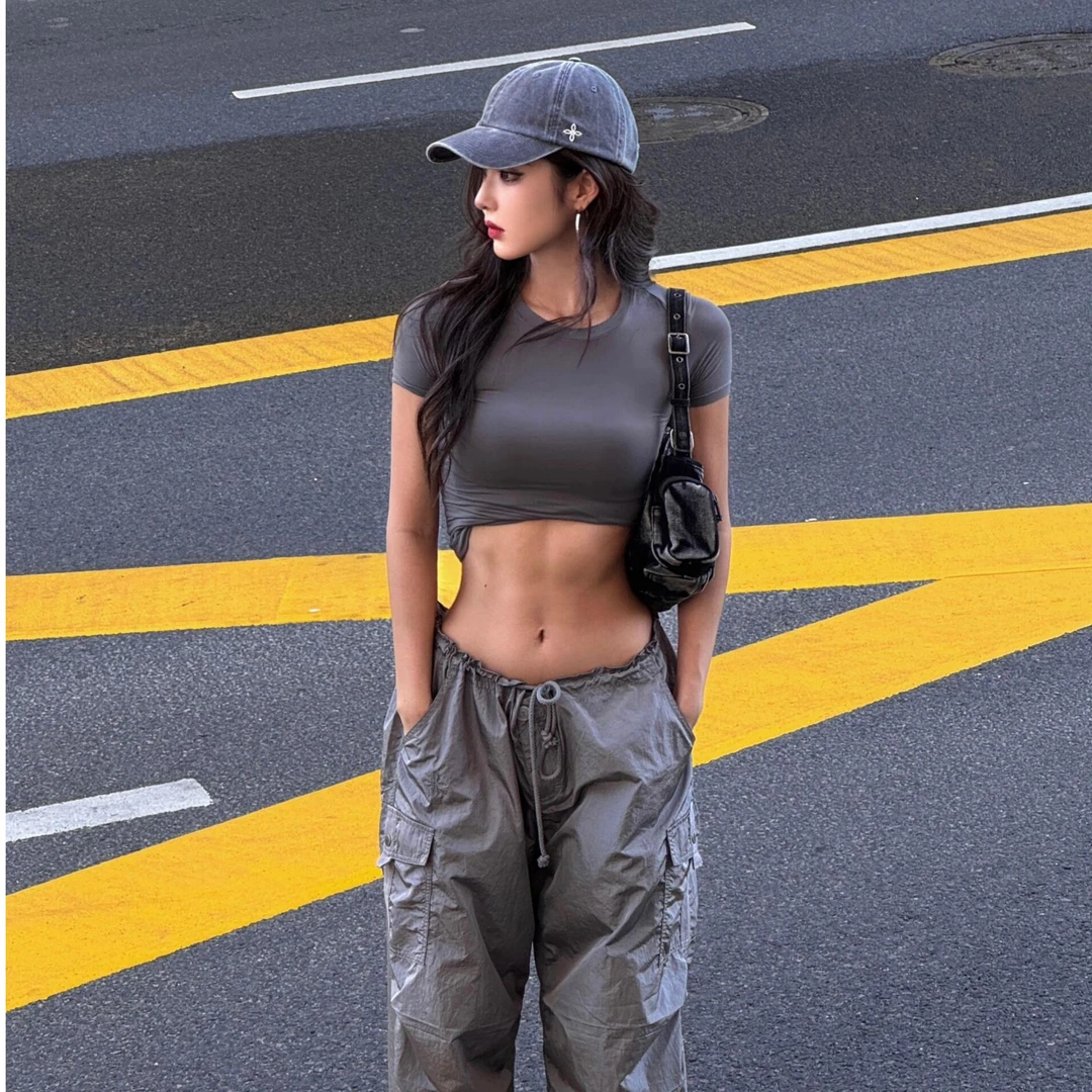 美式辣妹风格修身显瘦短袖T恤搭配微喇叭休闲裤套装运动高腰短款