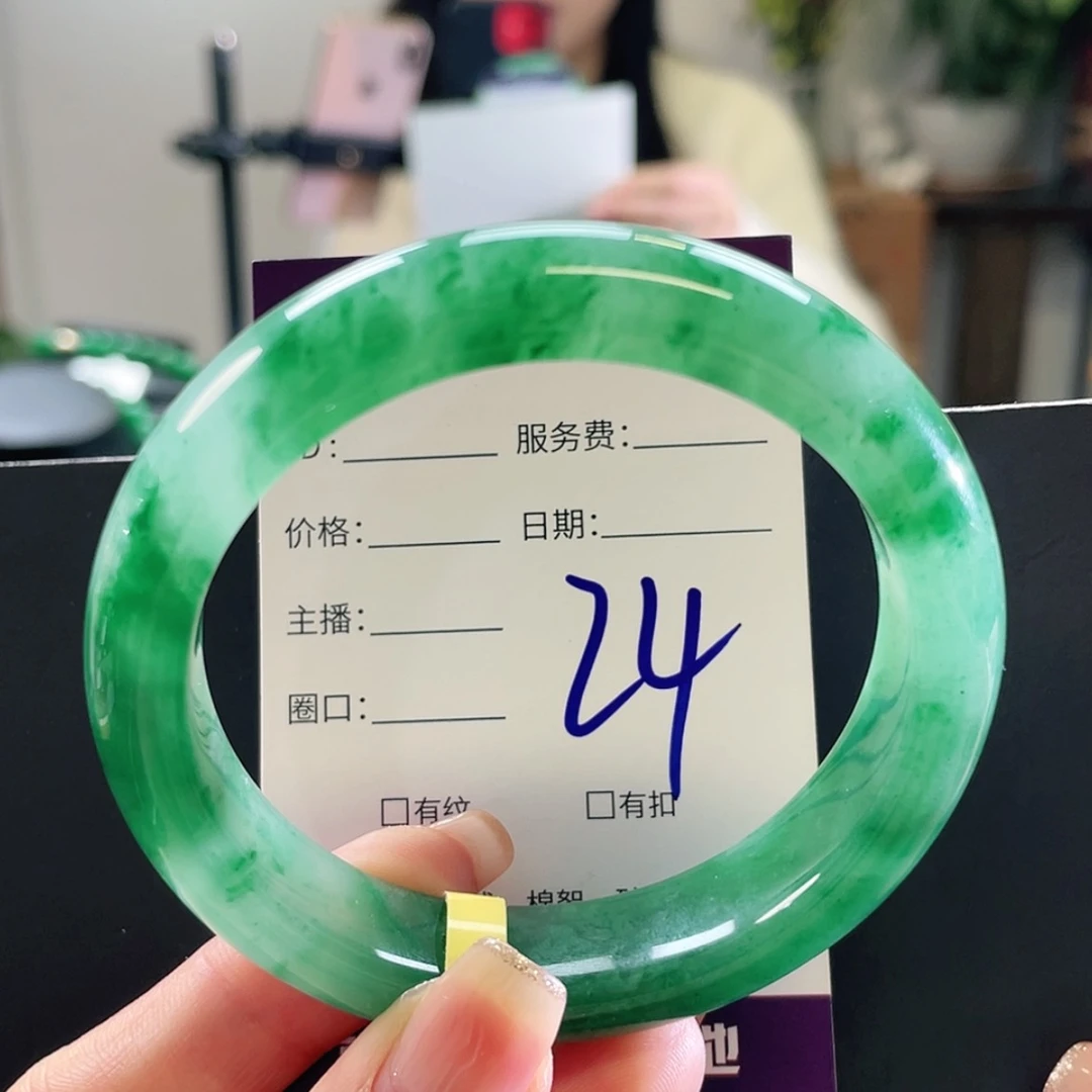 【闪购商品】未镶嵌手镯石英质玉