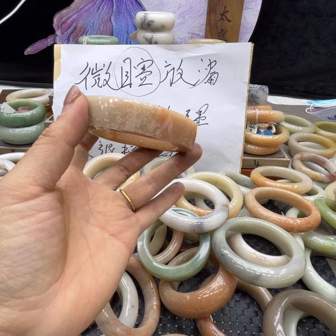 小****石英质玉未镶嵌手镯