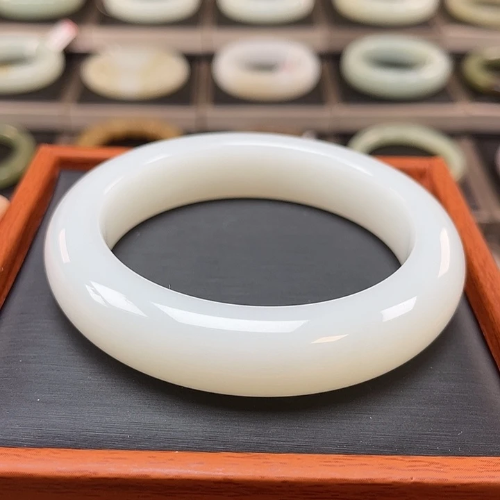 和田玉未镶嵌手镯羊脂级别