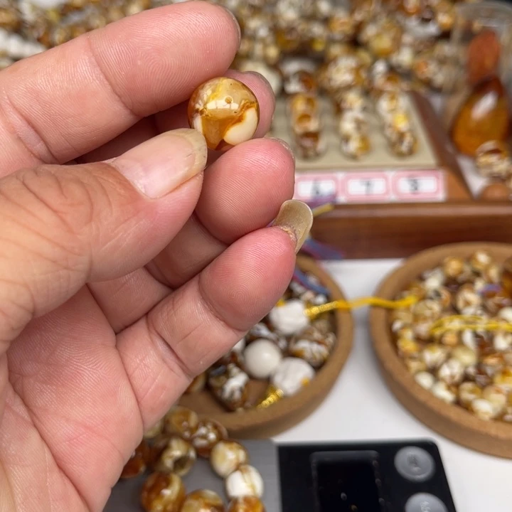 未镶嵌琥珀裸石67号